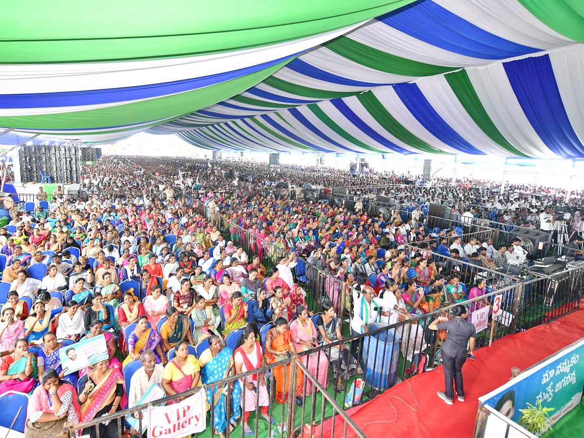 CM Jagan Release YSR Kapu Nestham Scheme 4 Phase Funds PHotos - Sakshi3