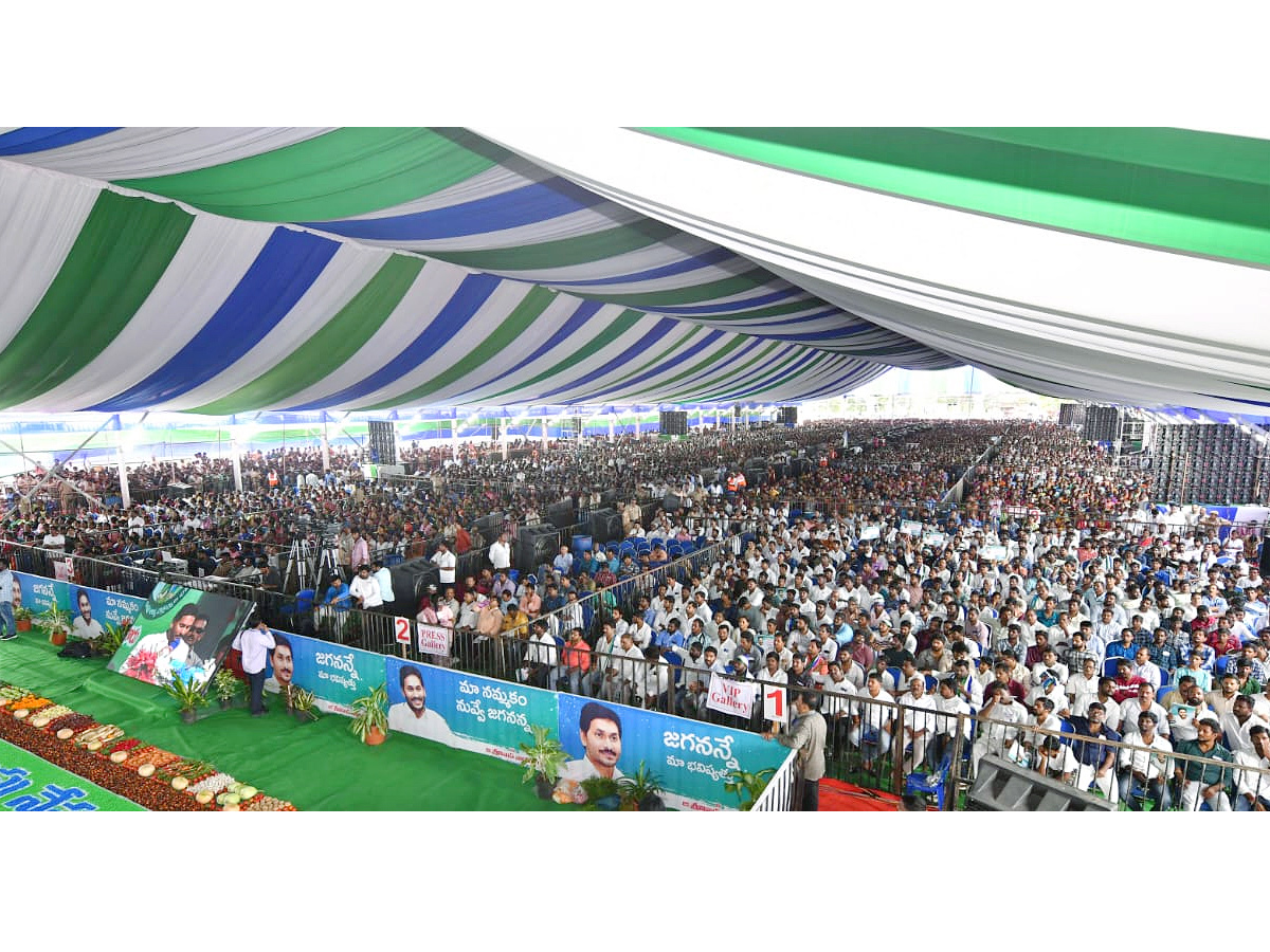 CM Jagan Release YSR Kapu Nestham Scheme 4 Phase Funds PHotos - Sakshi4