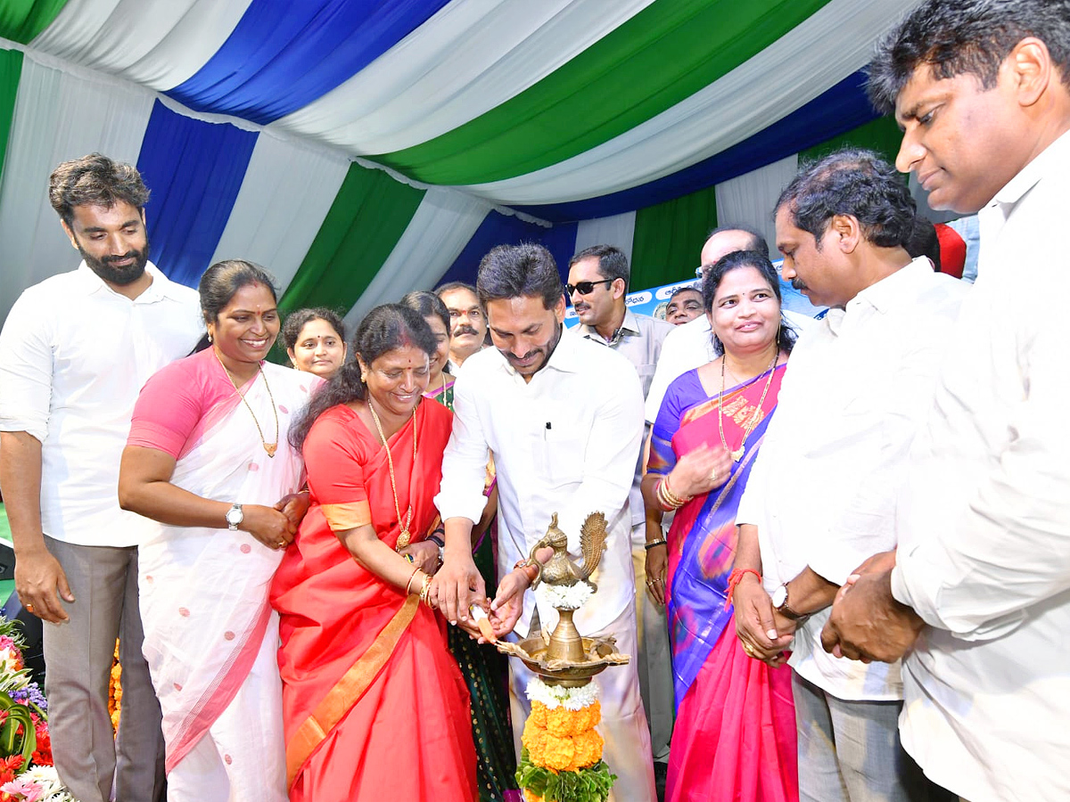 CM Jagan Release YSR Kapu Nestham Scheme 4 Phase Funds PHotos - Sakshi7