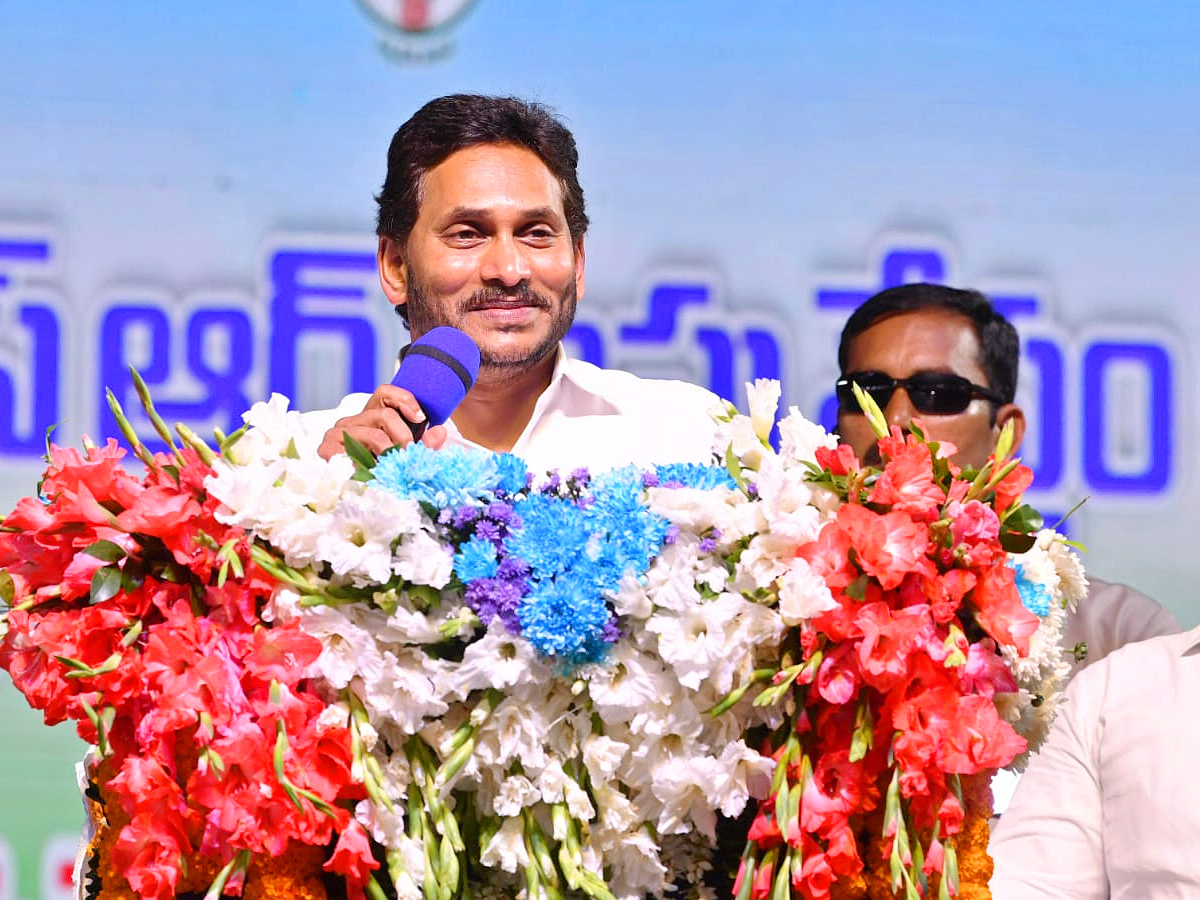 CM Jagan Release YSR Kapu Nestham Scheme 4 Phase Funds PHotos - Sakshi10
