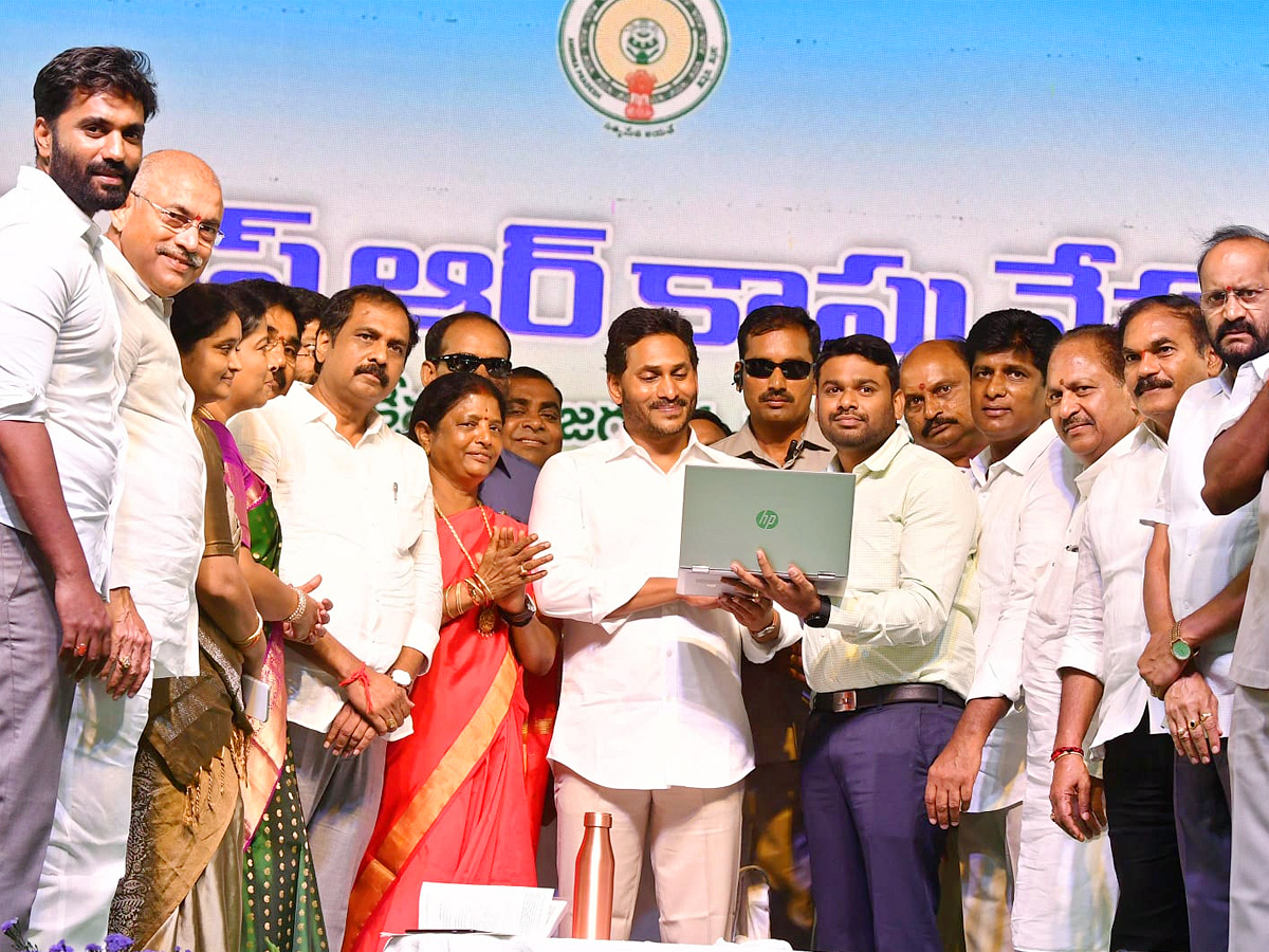 CM Jagan Release YSR Kapu Nestham Scheme 4 Phase Funds PHotos - Sakshi12