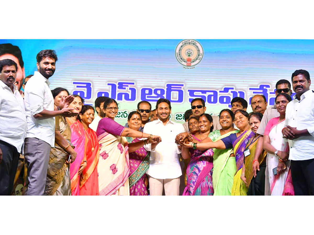 CM Jagan Release YSR Kapu Nestham Scheme 4 Phase Funds PHotos - Sakshi16