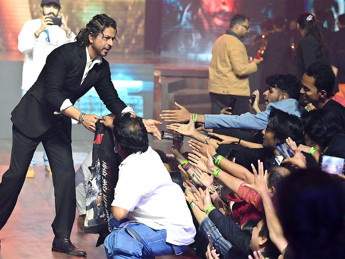 Shah Rukh Khan and Deepika Padukone success Jawan movie in Mumbai - Sakshi1
