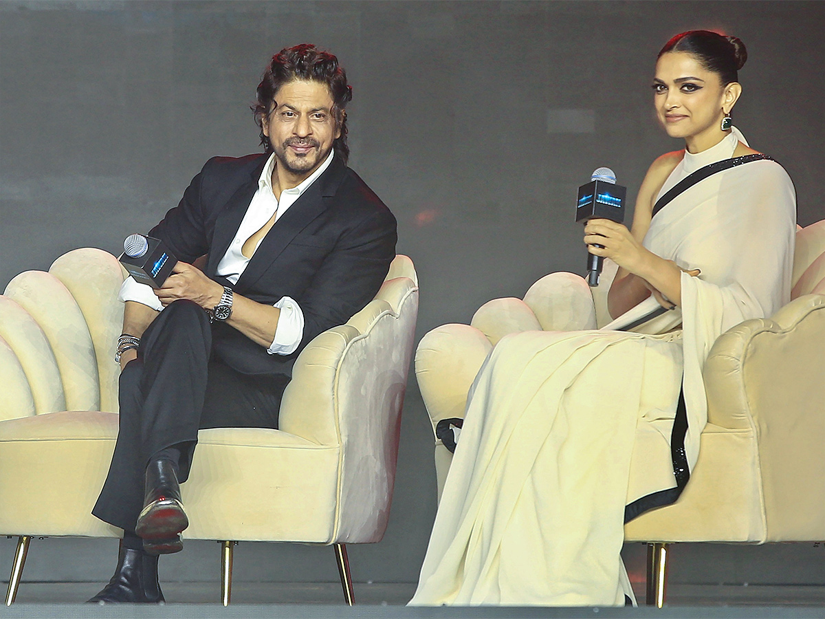 Shah Rukh Khan and Deepika Padukone success Jawan movie in Mumbai - Sakshi10