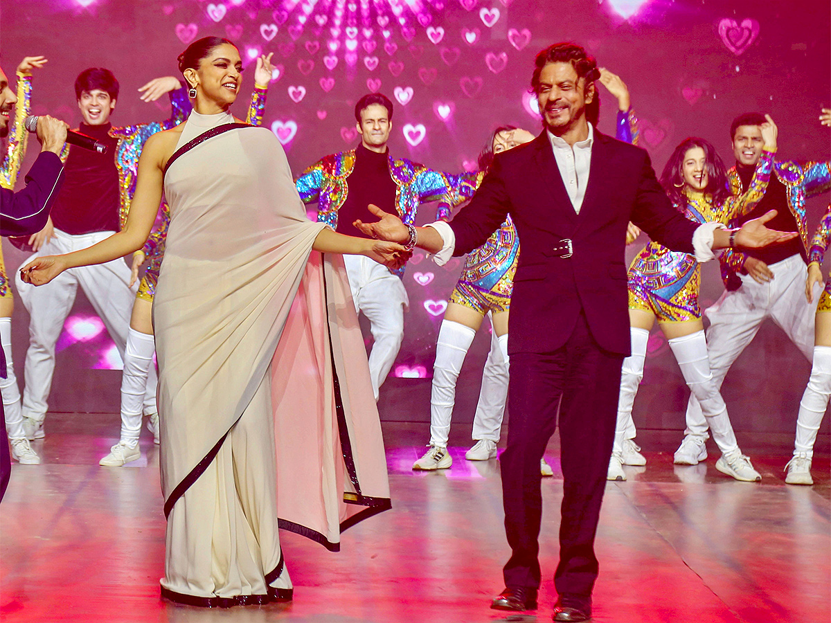 Shah Rukh Khan and Deepika Padukone success Jawan movie in Mumbai - Sakshi11