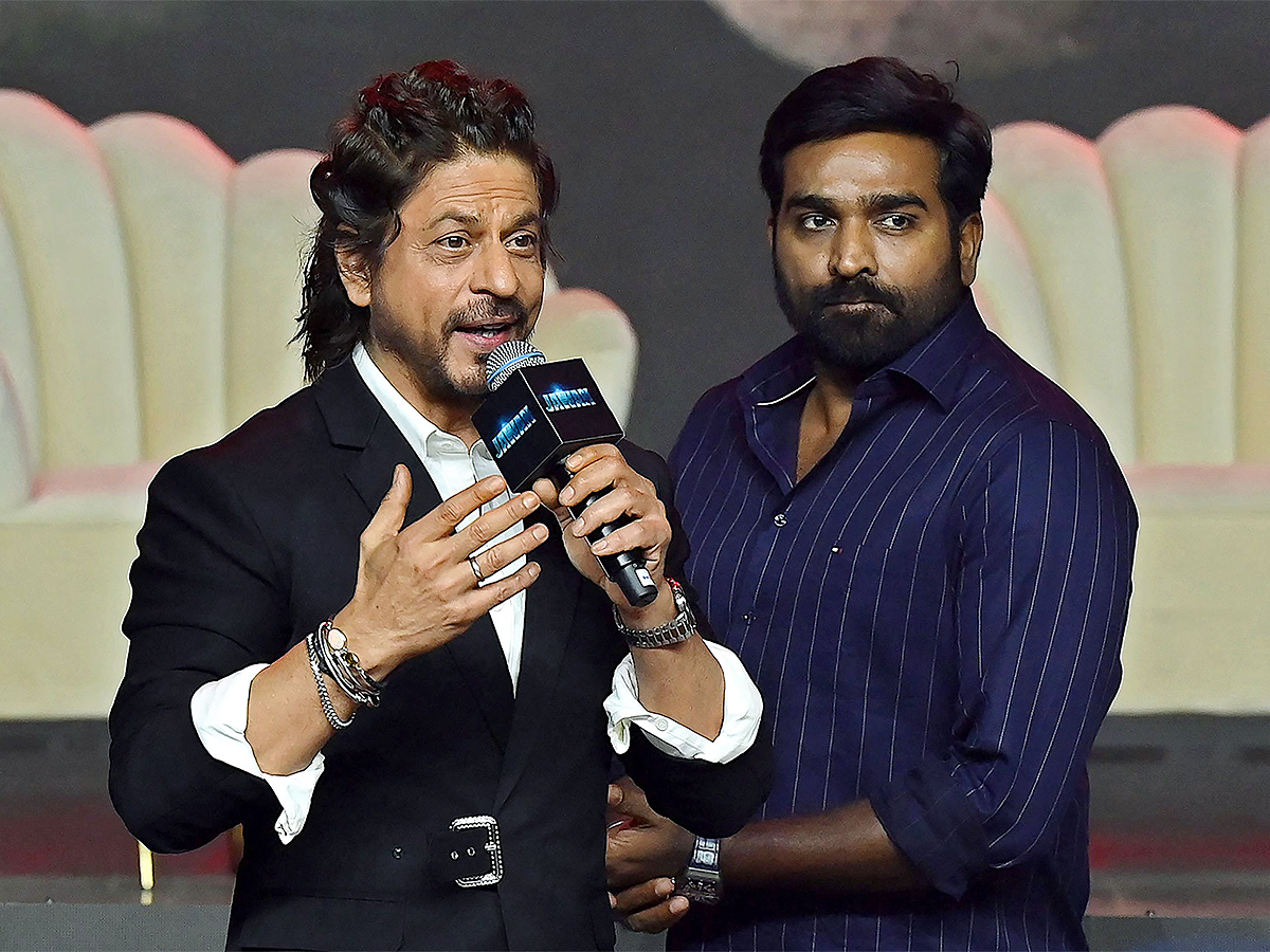 Shah Rukh Khan and Deepika Padukone success Jawan movie in Mumbai - Sakshi13