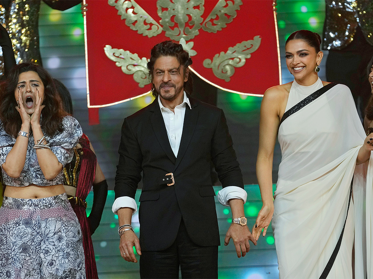Shah Rukh Khan and Deepika Padukone success Jawan movie in Mumbai - Sakshi18