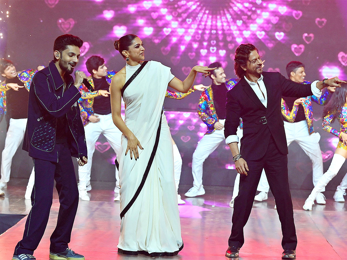Shah Rukh Khan and Deepika Padukone success Jawan movie in Mumbai - Sakshi2