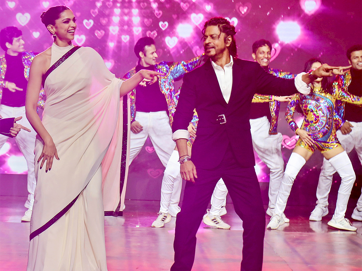 Shah Rukh Khan and Deepika Padukone success Jawan movie in Mumbai - Sakshi22