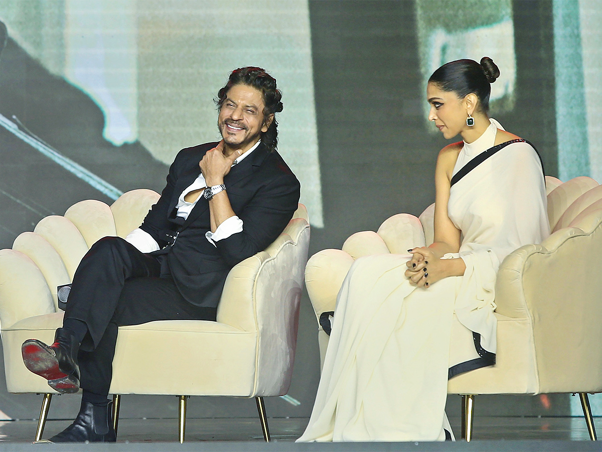 Shah Rukh Khan and Deepika Padukone success Jawan movie in Mumbai - Sakshi4