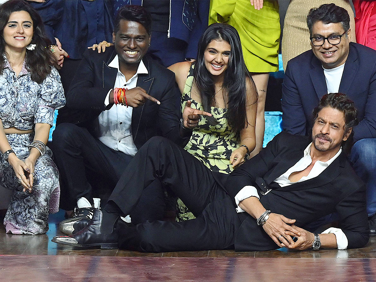Shah Rukh Khan and Deepika Padukone success Jawan movie in Mumbai - Sakshi7