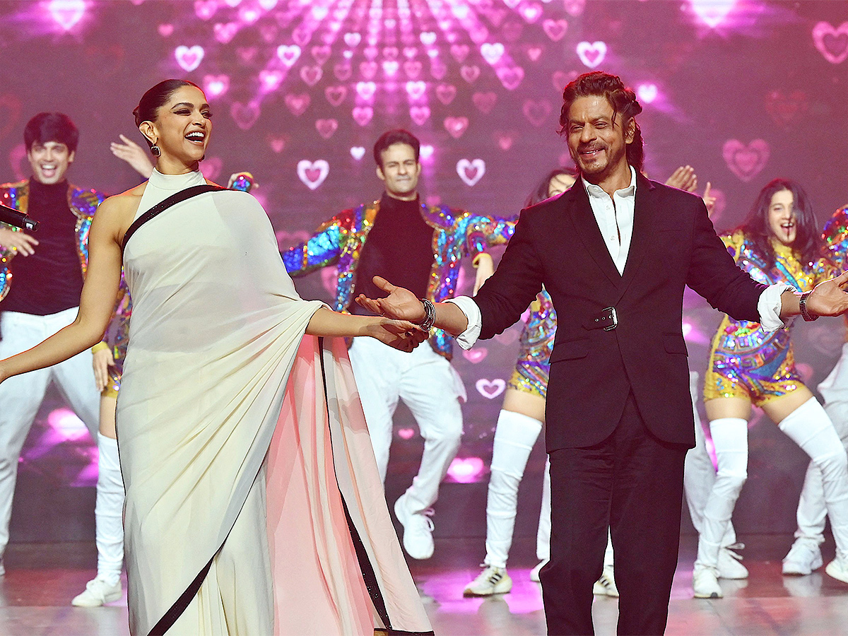 Shah Rukh Khan and Deepika Padukone success Jawan movie in Mumbai - Sakshi8