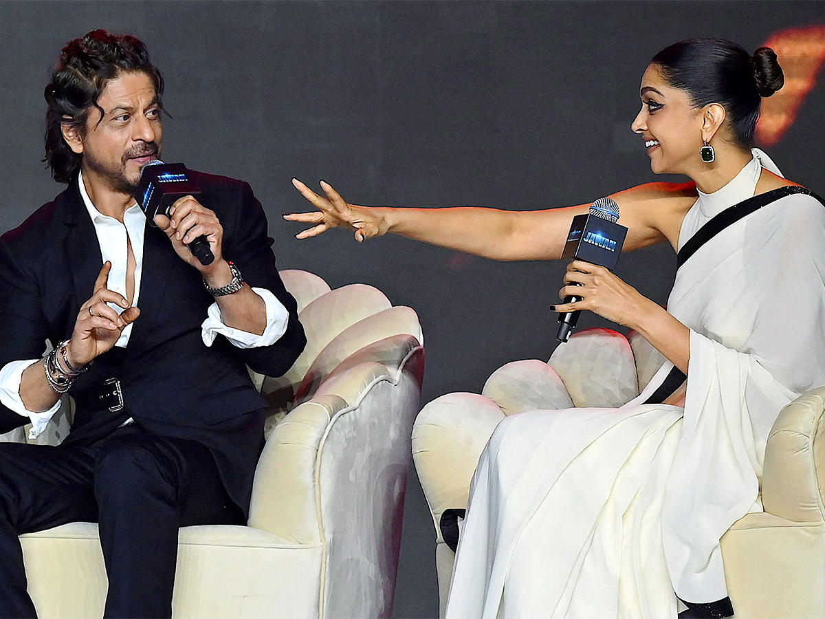 Shah Rukh Khan and Deepika Padukone success Jawan movie in Mumbai - Sakshi9