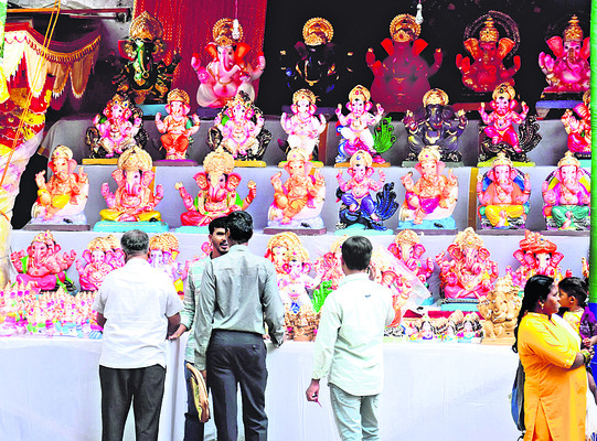 శనివారం బెంగళూరు గాంధీనగరలో గణపతి విగ్రహాల విక్రయాలు 1