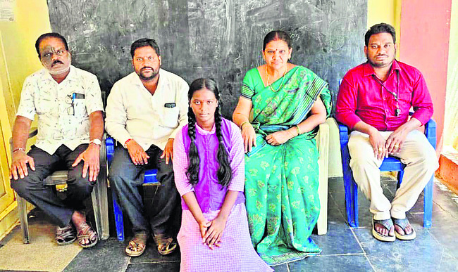 ఎంపికైన తులసిని అభినందిస్తున్న దృశ్యం1