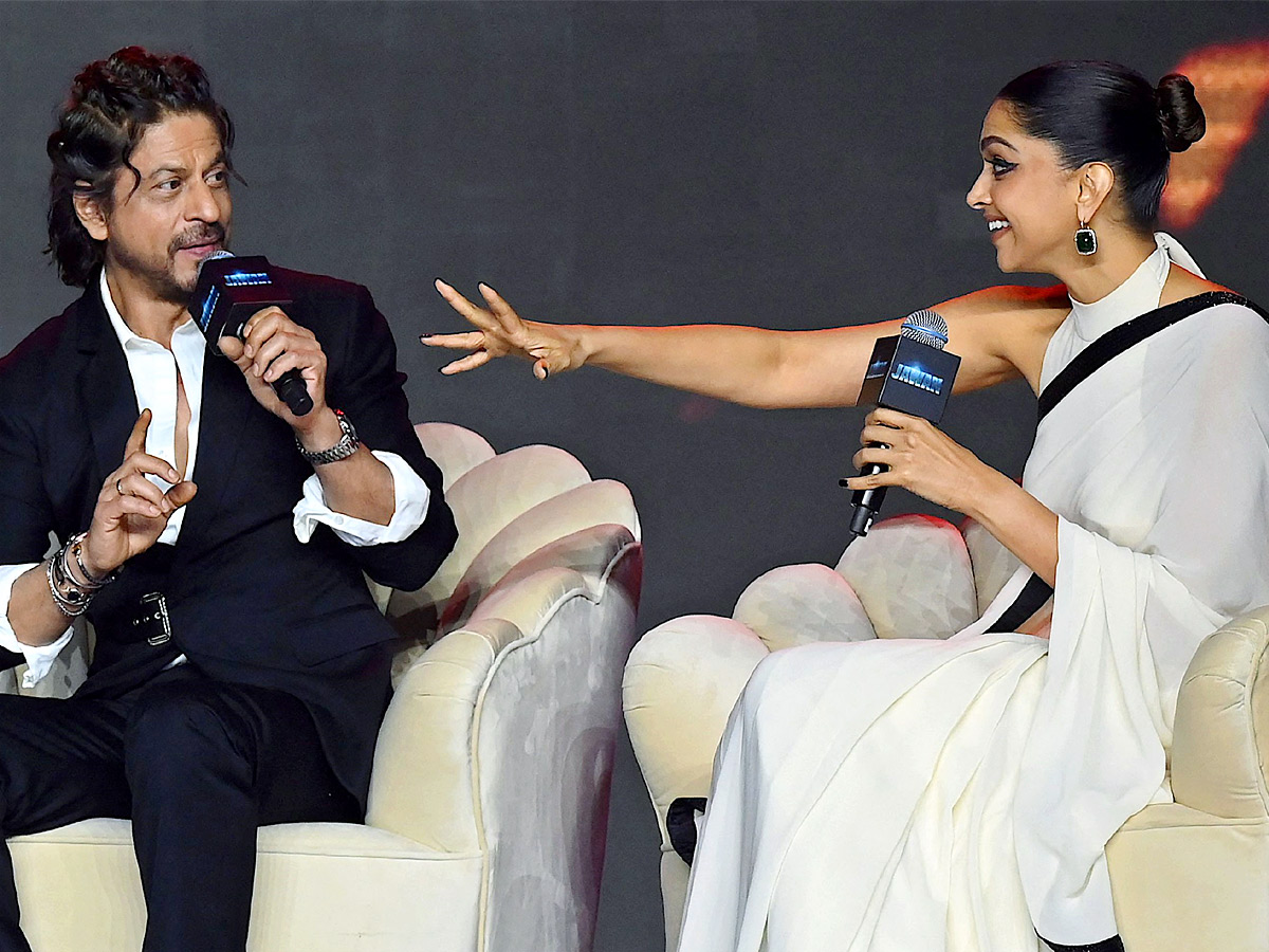Shahrukh Khan KISS Deepika Padukone In Jawan Success Celebration PHotos - Sakshi6