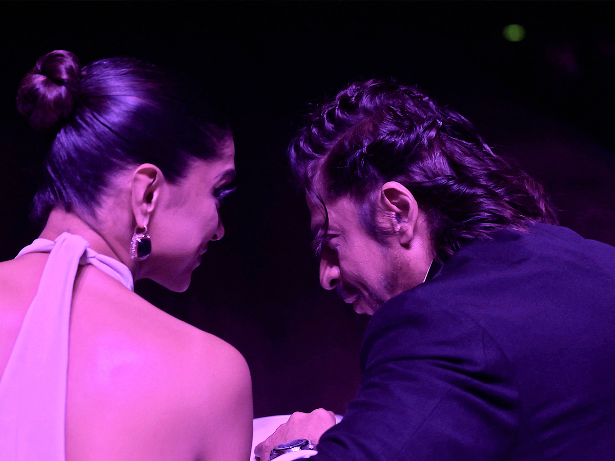 Shahrukh Khan KISS Deepika Padukone In Jawan Success Celebration PHotos - Sakshi8