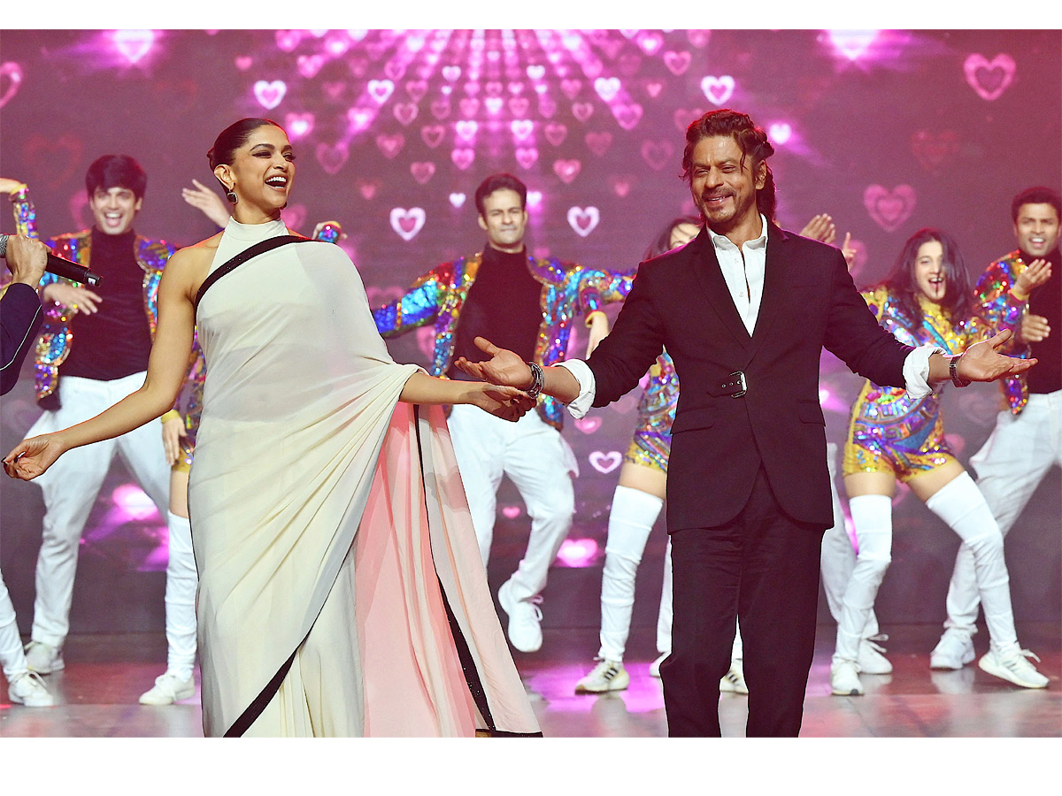 Shahrukh Khan KISS Deepika Padukone In Jawan Success Celebration PHotos - Sakshi9