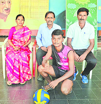 రాష్ట్రస్థాయి పోటీలకు ఎంపికై న విద్యార్థితో ఉపాధ్యాయులు 1
