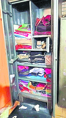 ఇంటిలో తెరిచి ఉన్న బీరువా 1