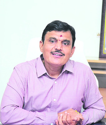  కలెక్టర్‌  శరత్‌ 
2