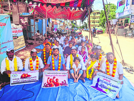 ఆందోళన చేస్తున్న సమగ్ర శిక్షా   అభియాన్‌ ఉద్యోగులు 1
