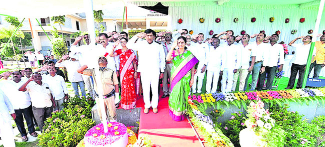 జెండా వందనం చేస్తున్న వినోద్కుమార్, చైర్పర్సన్లు అరుణ, కళ, బీఆర్ఎస్ నాయకులు1