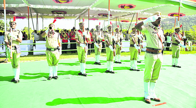 పోలీసుల గౌరవ వందనం3