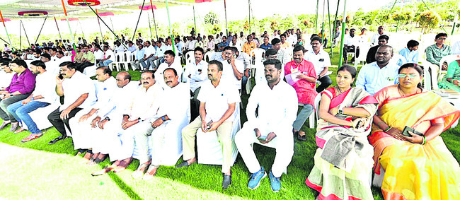 వేడుకలకు హాజరైన ప్రజాప్రతినిధులు, నాయకులు, అధికారులు2