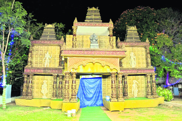 వనపర్తిలో ముస్తాబైన మండపం
3