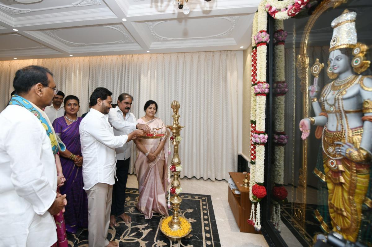 AP CM YS Jagan At Tirumala Brahmotsavam - Sakshi11