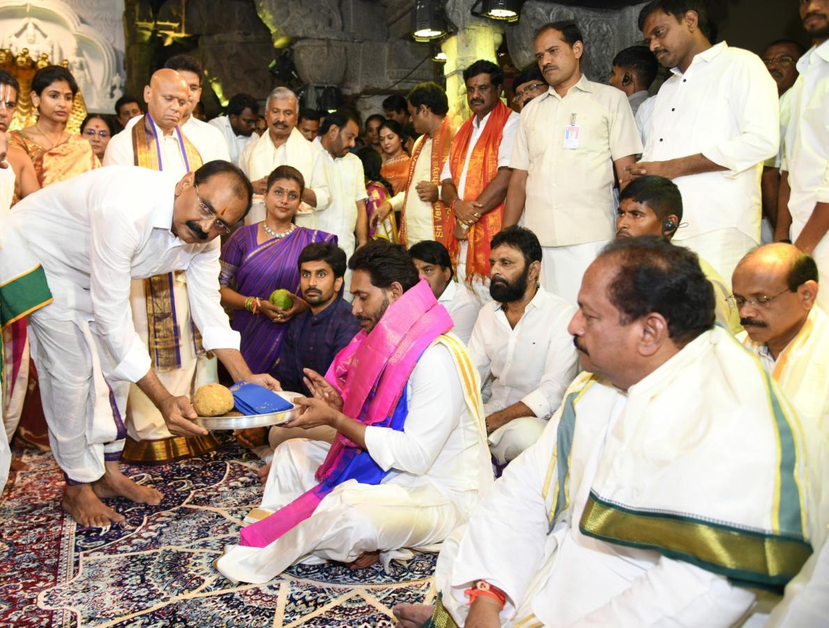 AP CM YS Jagan At Tirumala Brahmotsavam - Sakshi24