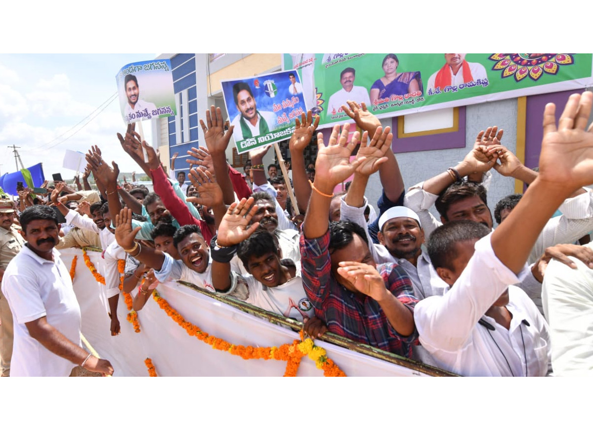 CM YS Jagan Grand Entry At Dhone Photos - Sakshi4
