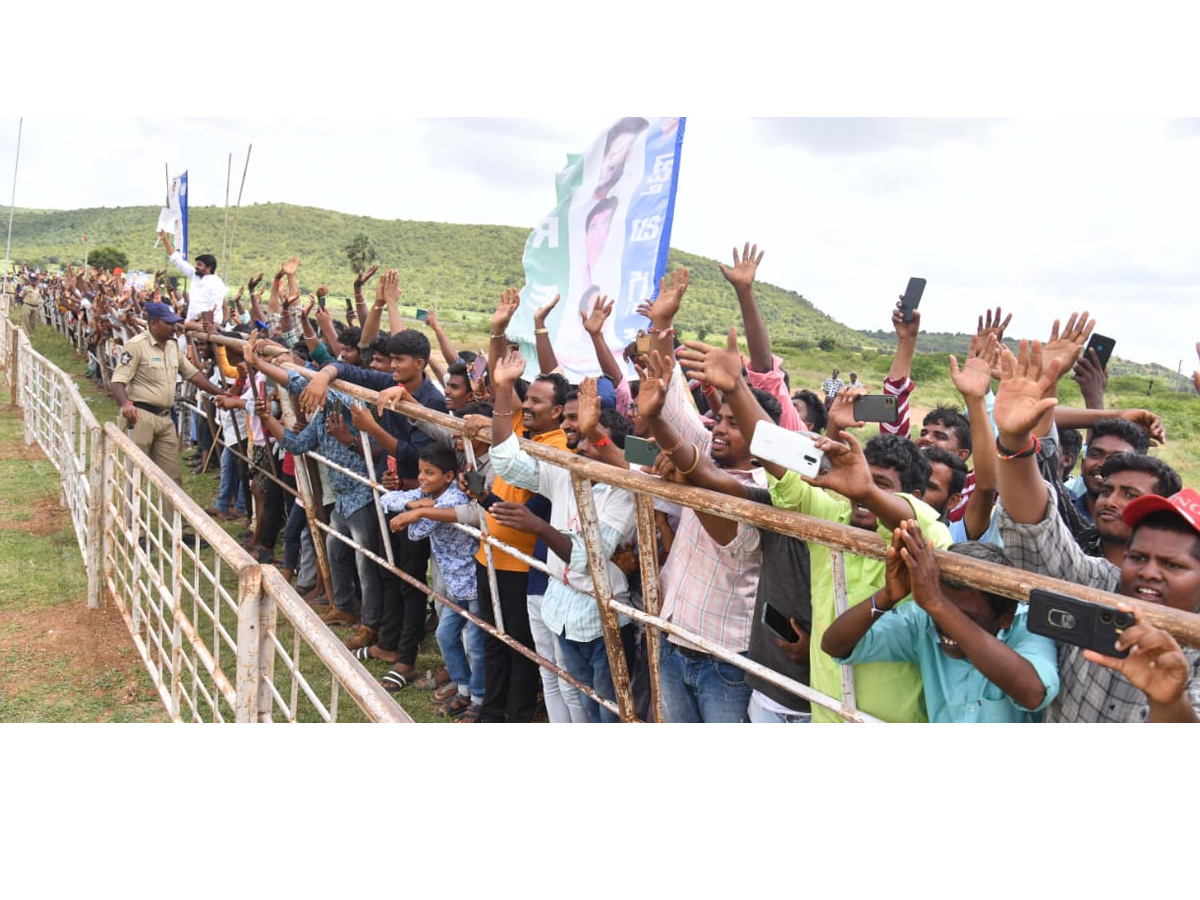 CM YS Jagan Grand Entry At Dhone Photos - Sakshi5