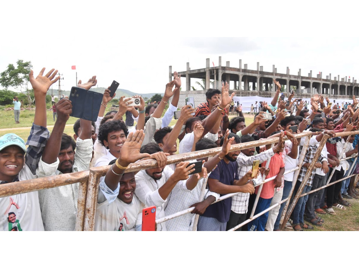 CM YS Jagan Grand Entry At Dhone Photos - Sakshi7