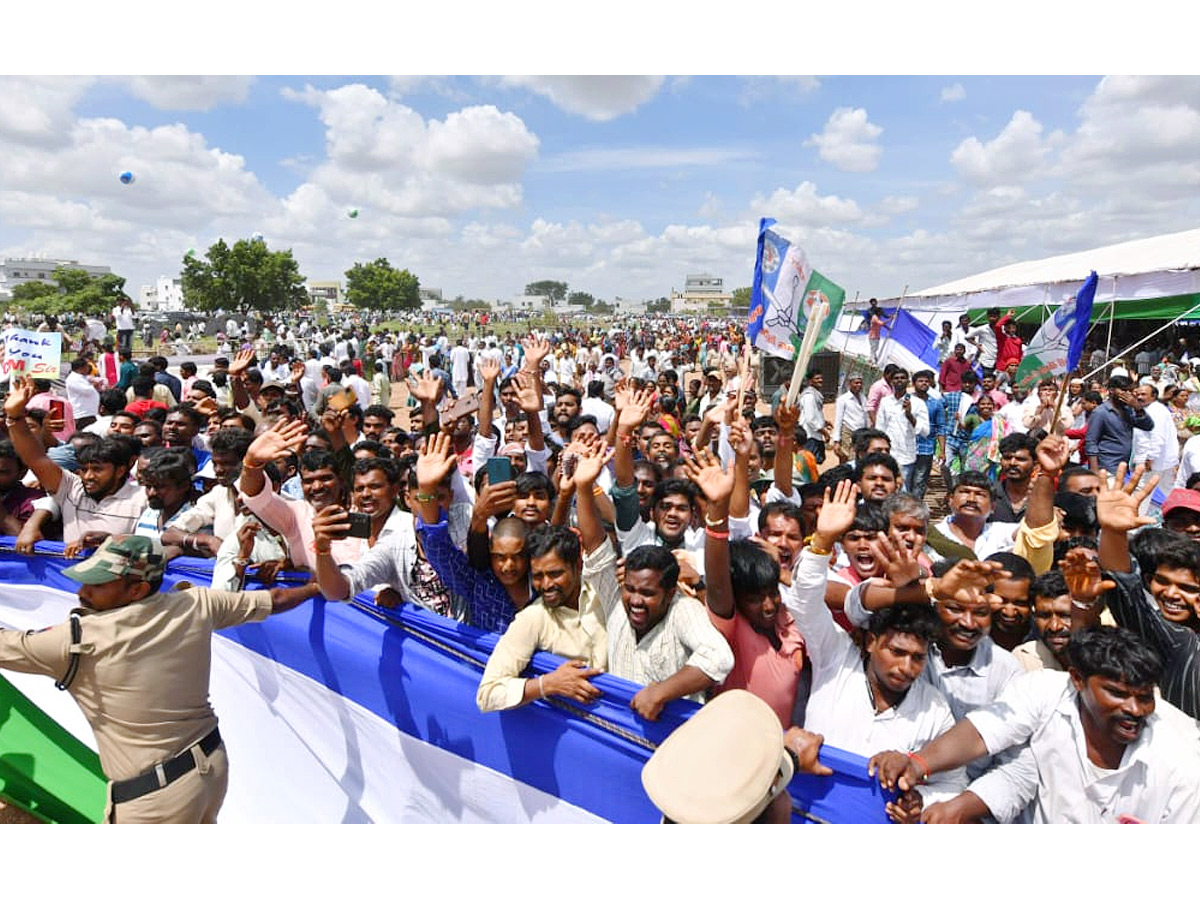 CM YS Jagan Grand Entry At Dhone Photos - Sakshi8