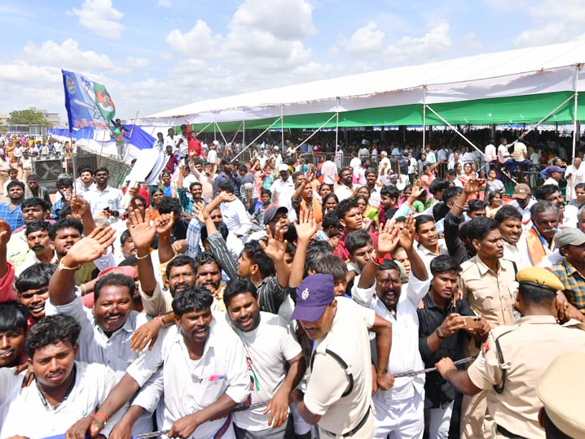 CM YS Jagan Grand Entry At Dhone Photos - Sakshi9
