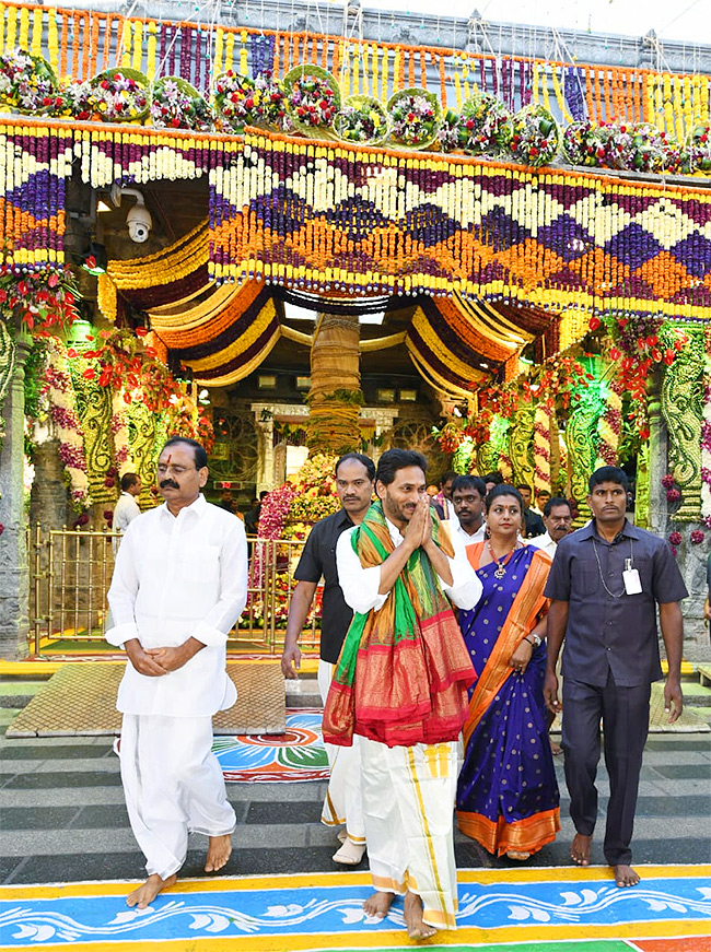 ap cm ys jagan visit in tirumala - Sakshi6