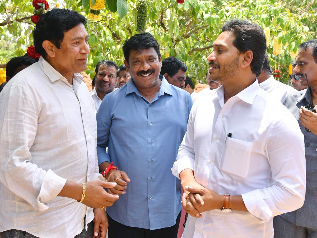 CM YS Jagan Pays Tribute To YS Rajasekhara Reddy At YSR Ghat In Idupulapaya Photos - Sakshi6