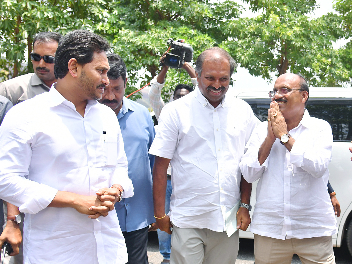 CM YS Jagan Pays Tribute To YS Rajasekhara Reddy At YSR Ghat In Idupulapaya Photos - Sakshi10