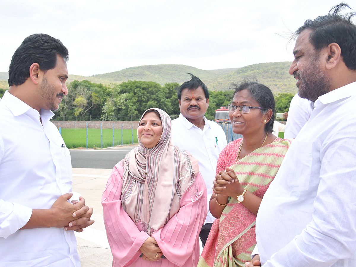 CM YS Jagan Pays Tribute To YS Rajasekhara Reddy At YSR Ghat In Idupulapaya Photos - Sakshi11
