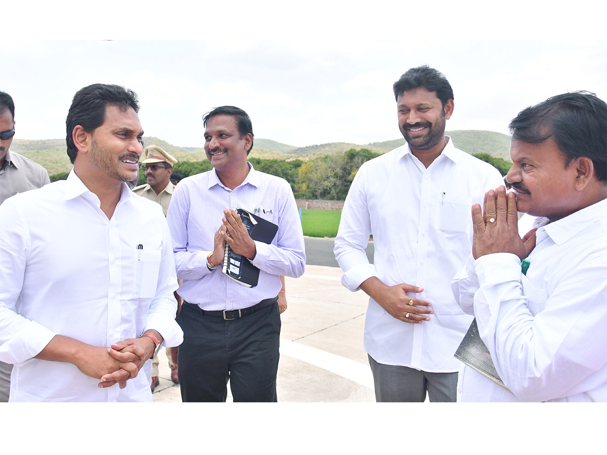 CM YS Jagan Pays Tribute To YS Rajasekhara Reddy At YSR Ghat In Idupulapaya Photos - Sakshi12