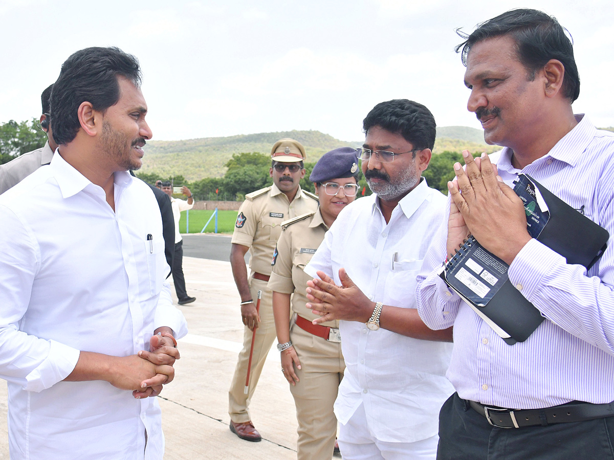CM YS Jagan Pays Tribute To YS Rajasekhara Reddy At YSR Ghat In Idupulapaya Photos - Sakshi13