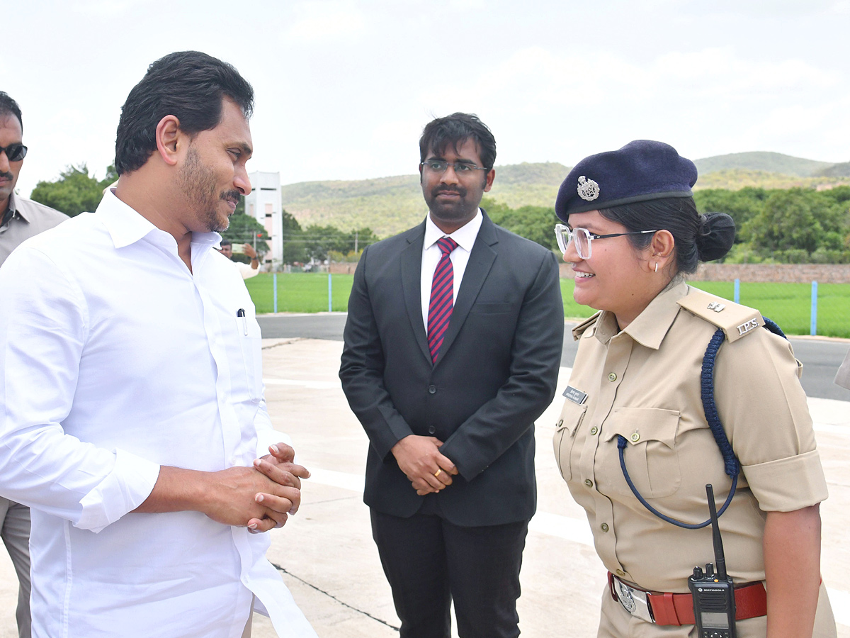 CM YS Jagan Pays Tribute To YS Rajasekhara Reddy At YSR Ghat In Idupulapaya Photos - Sakshi14