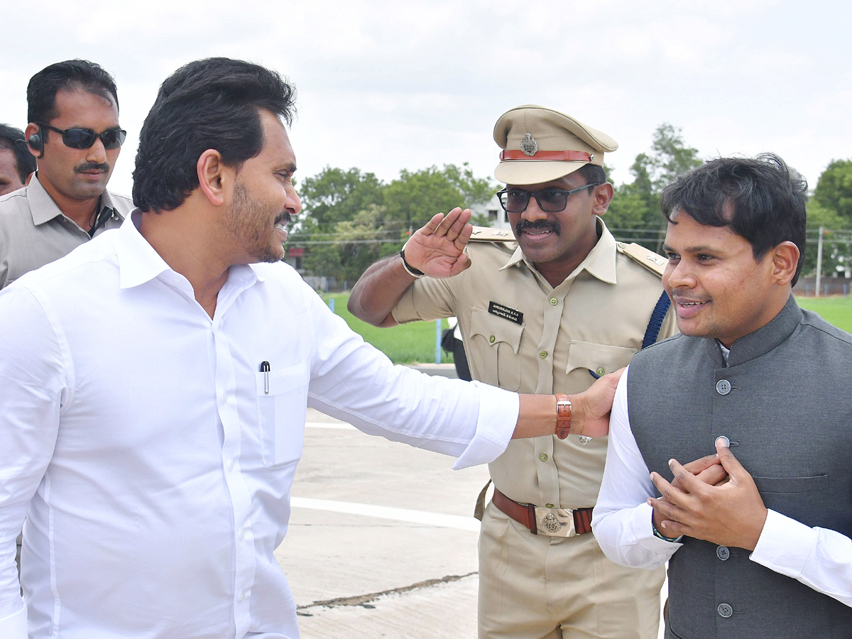CM YS Jagan Pays Tribute To YS Rajasekhara Reddy At YSR Ghat In Idupulapaya Photos - Sakshi15