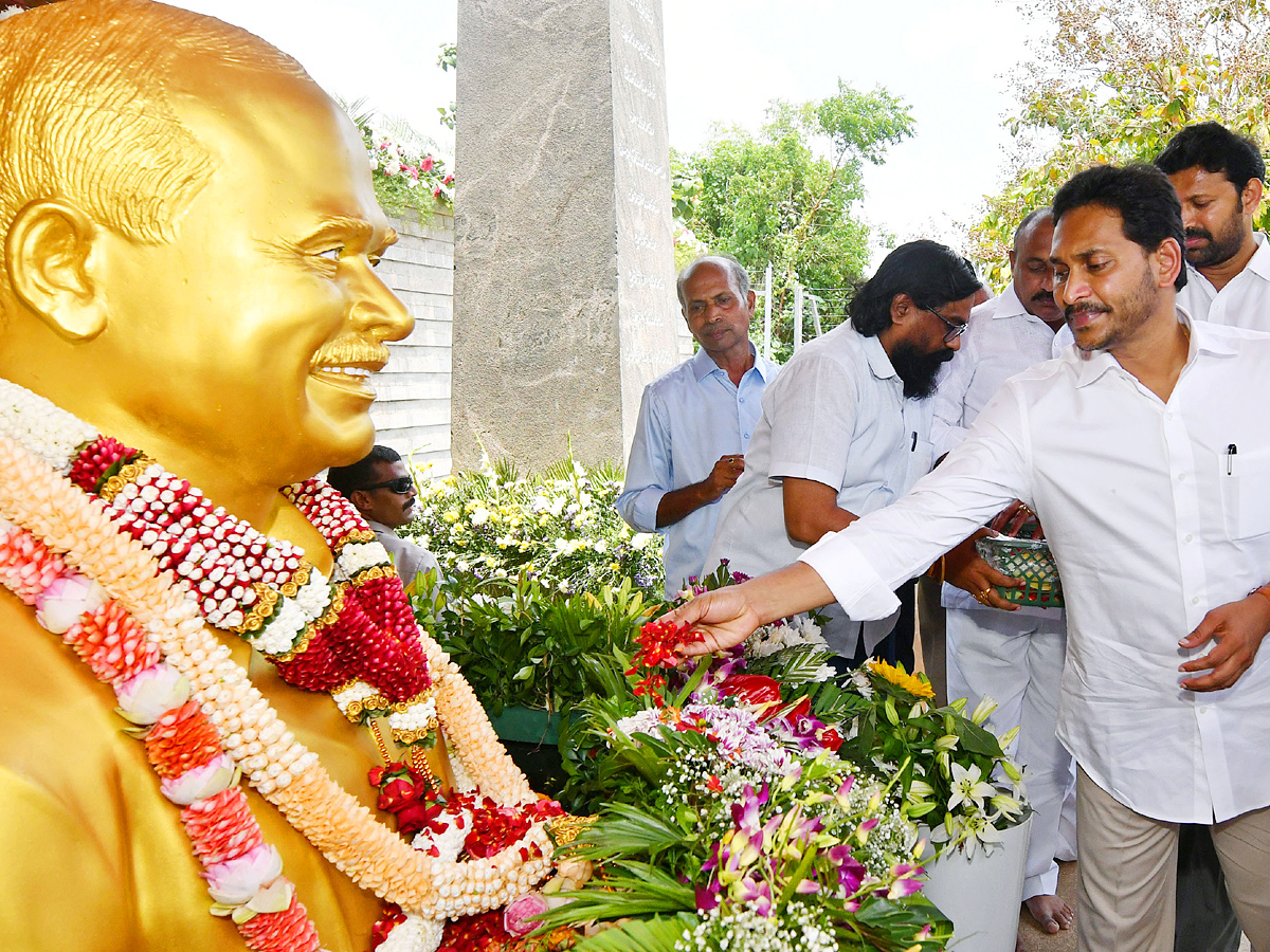 CM YS Jagan Pays Tribute To YS Rajasekhara Reddy At YSR Ghat In Idupulapaya Photos - Sakshi2