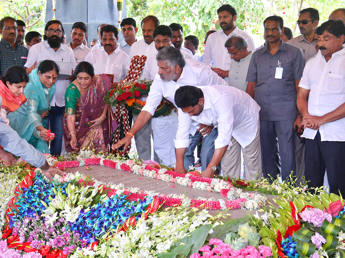 CM YS Jagan Pays Tribute To YS Rajasekhara Reddy At YSR Ghat In Idupulapaya Photos - Sakshi3