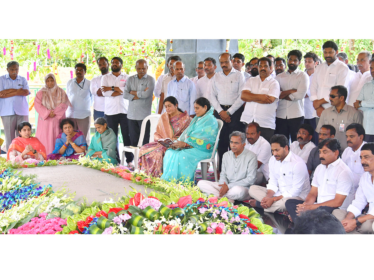 CM YS Jagan Pays Tribute To YS Rajasekhara Reddy At YSR Ghat In Idupulapaya Photos - Sakshi4