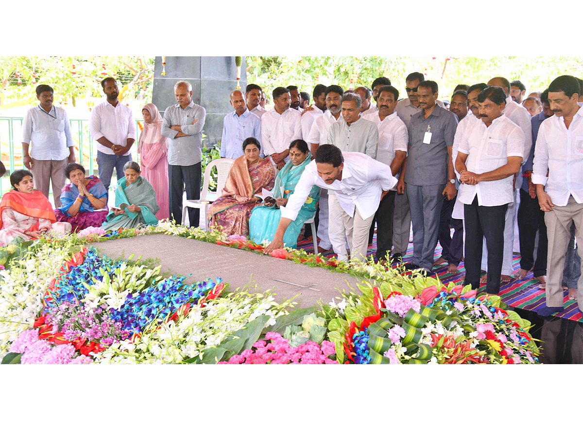 CM YS Jagan Pays Tribute To YS Rajasekhara Reddy At YSR Ghat In Idupulapaya Photos - Sakshi1