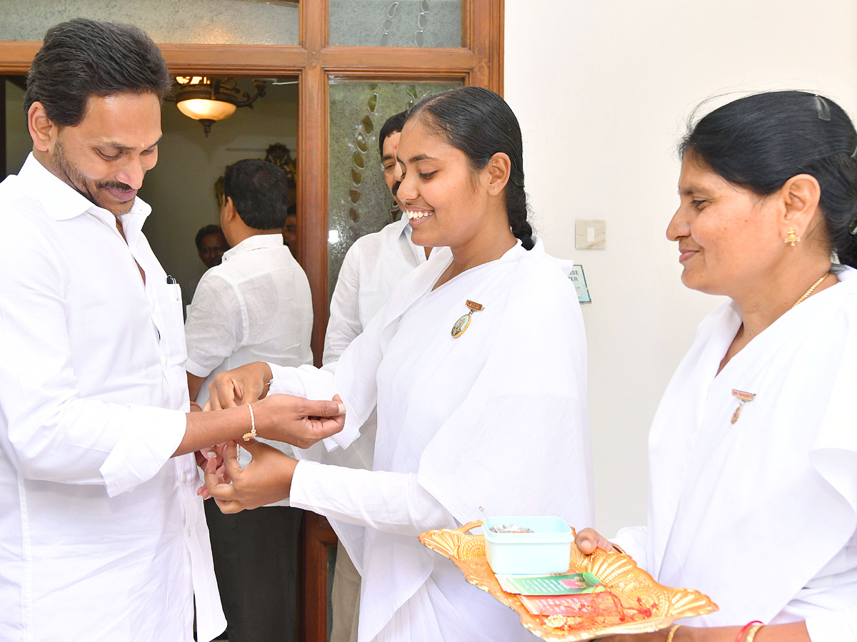 CM YS Jagan Pays Tribute To YS Rajasekhara Reddy At YSR Ghat In Idupulapaya Photos - Sakshi7